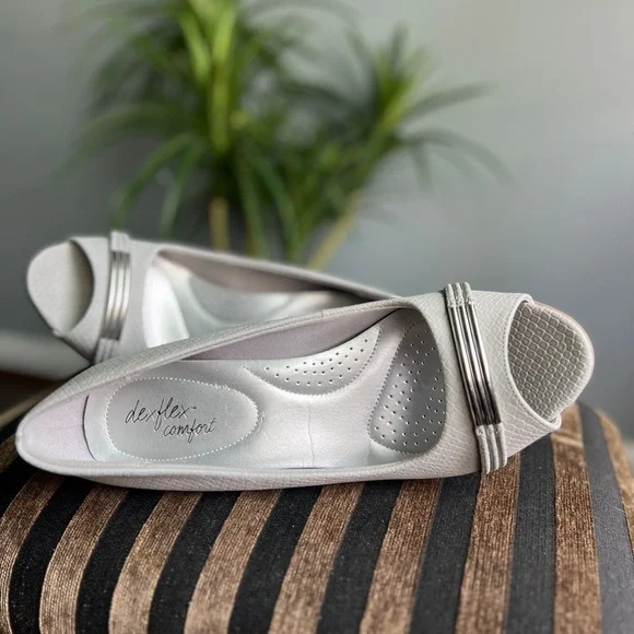 DexFlex Comfort Gray Peep Toe Heel with Siver Accent 10W - Picture 4 of 7